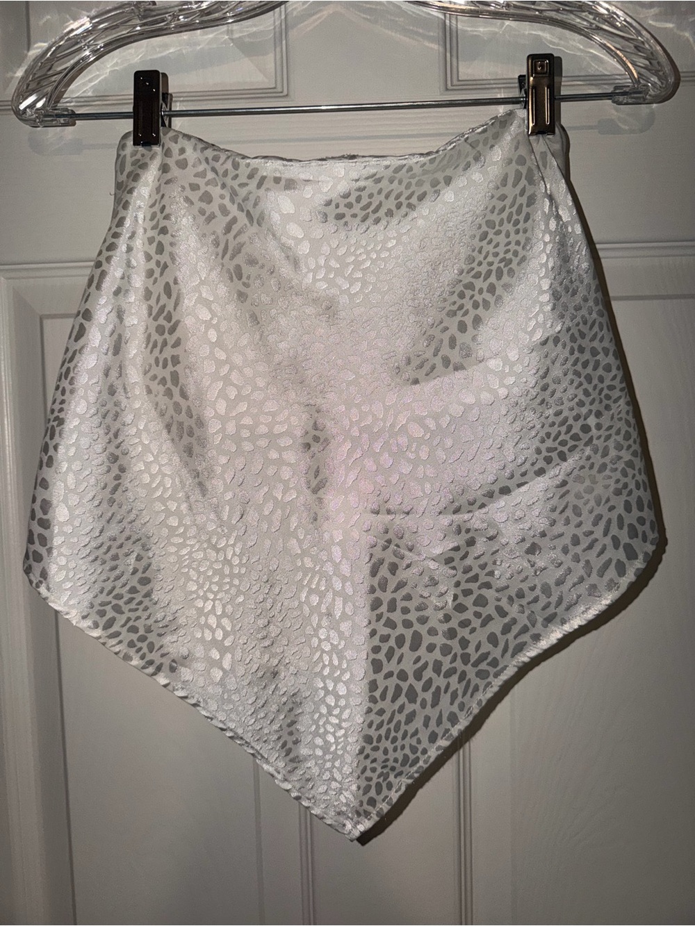 eesome White Silver Leopard-Print Handkerchief Crop Top